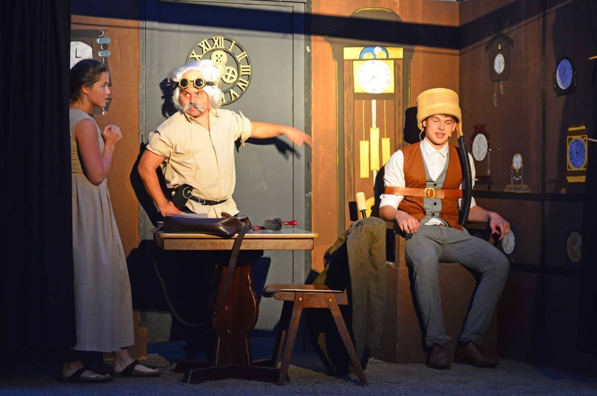 Jens (Leon Rörig) testet die Traummaschine"freiwillig".