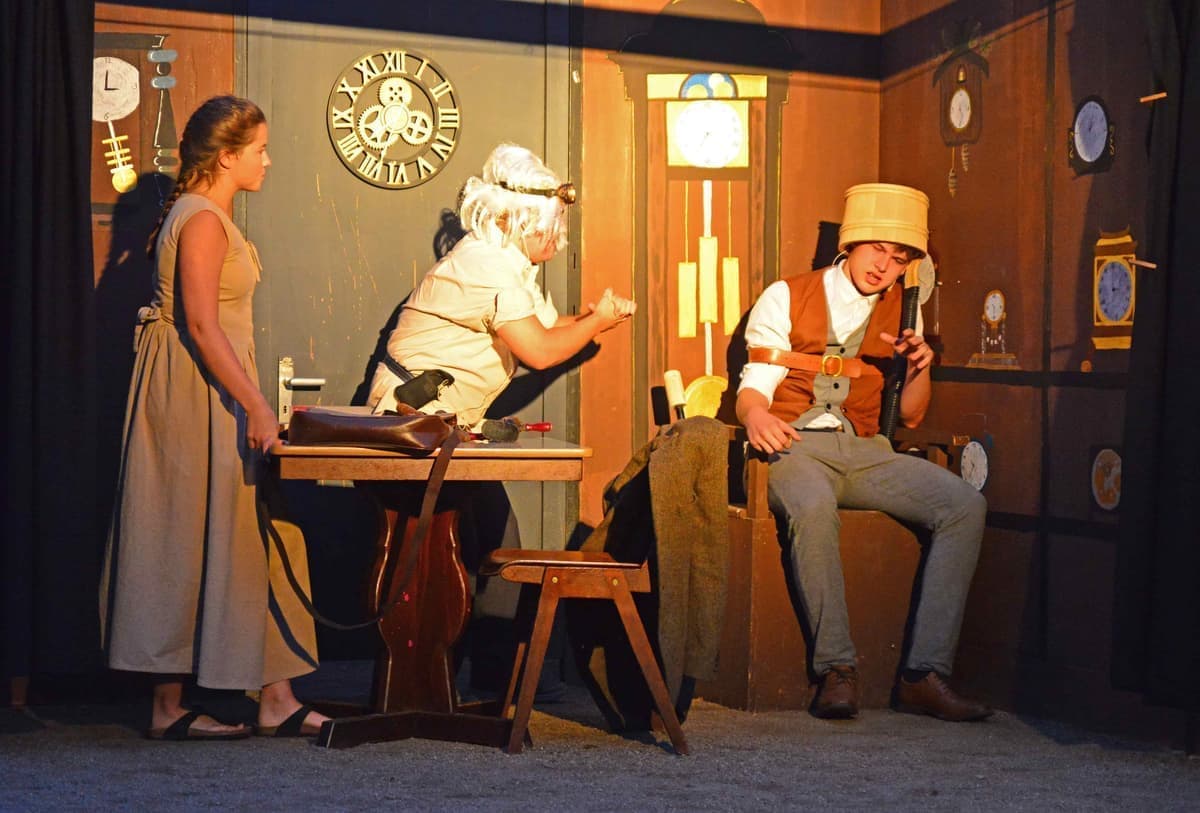 Archibald (Till Michel) freut sich, dass die Traummaschine funktioniert.