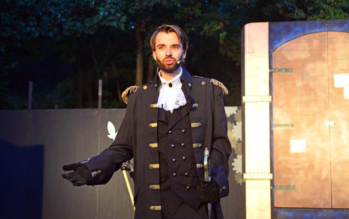 Hauptmann Arno (Louis Noe)