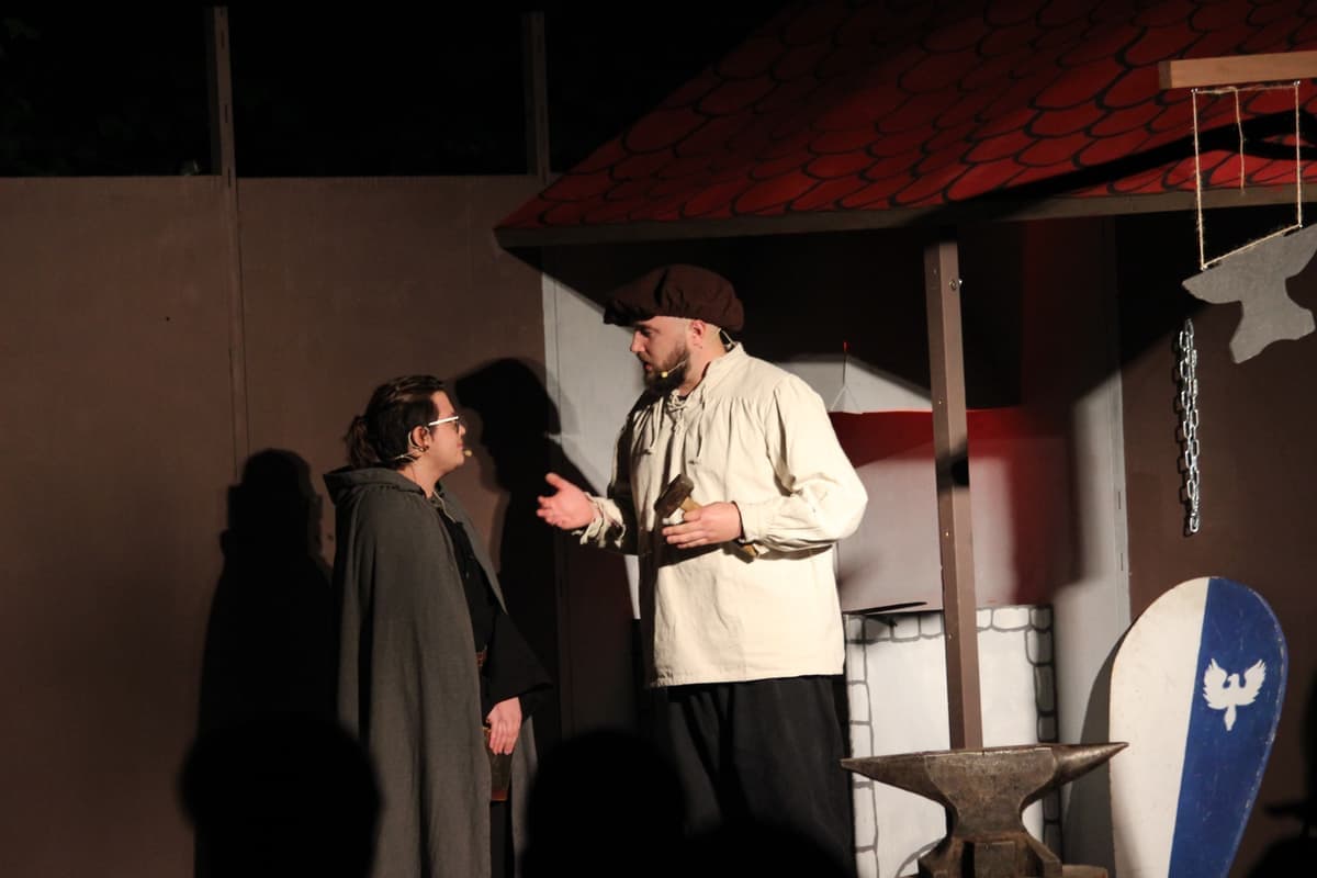 Wilhelm (Marc Becker) macht Pater Markus (Jack Stricker) schwere Vorwürfe