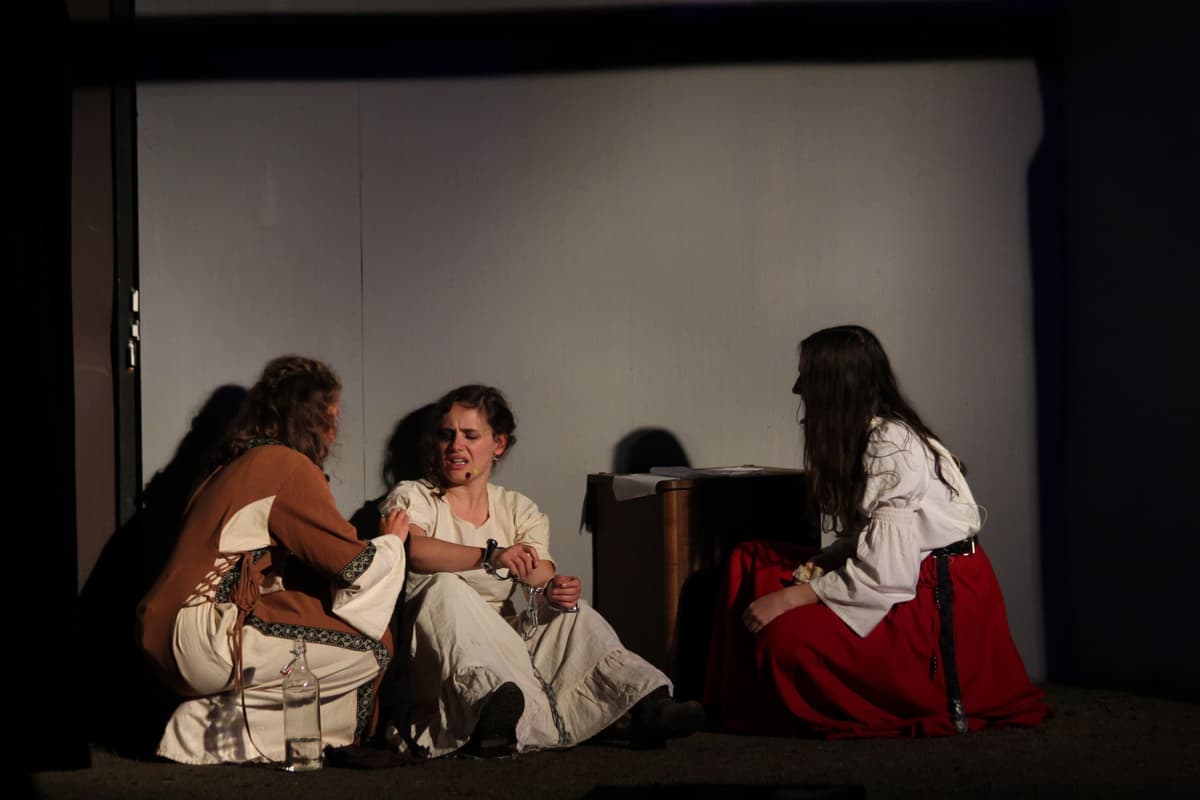 Maren wird im Gefängnis versorgt