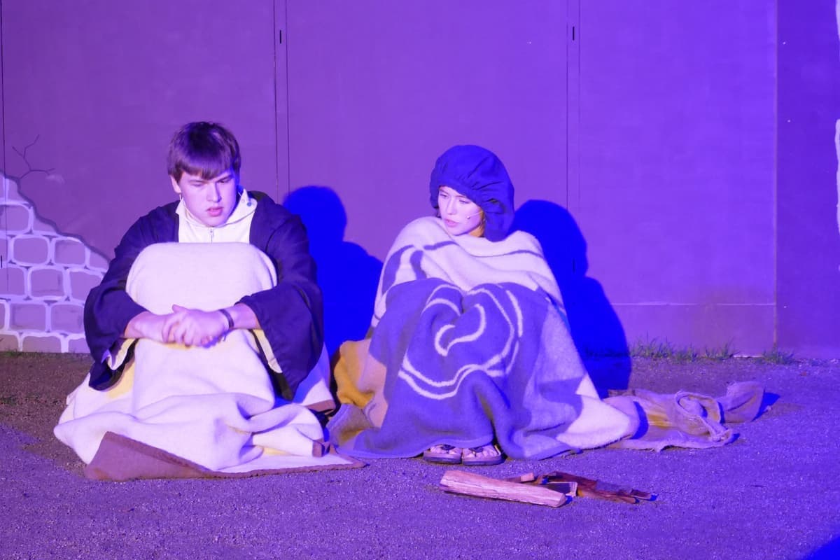 Klara (Luisa Stark) und Georg (Leon Rörig) verstecken sich im Wald