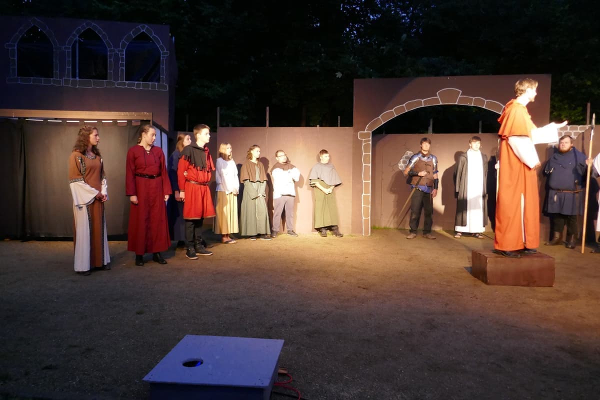 Pater Heinrich (Louis Noe) spricht zu der Gemeinde