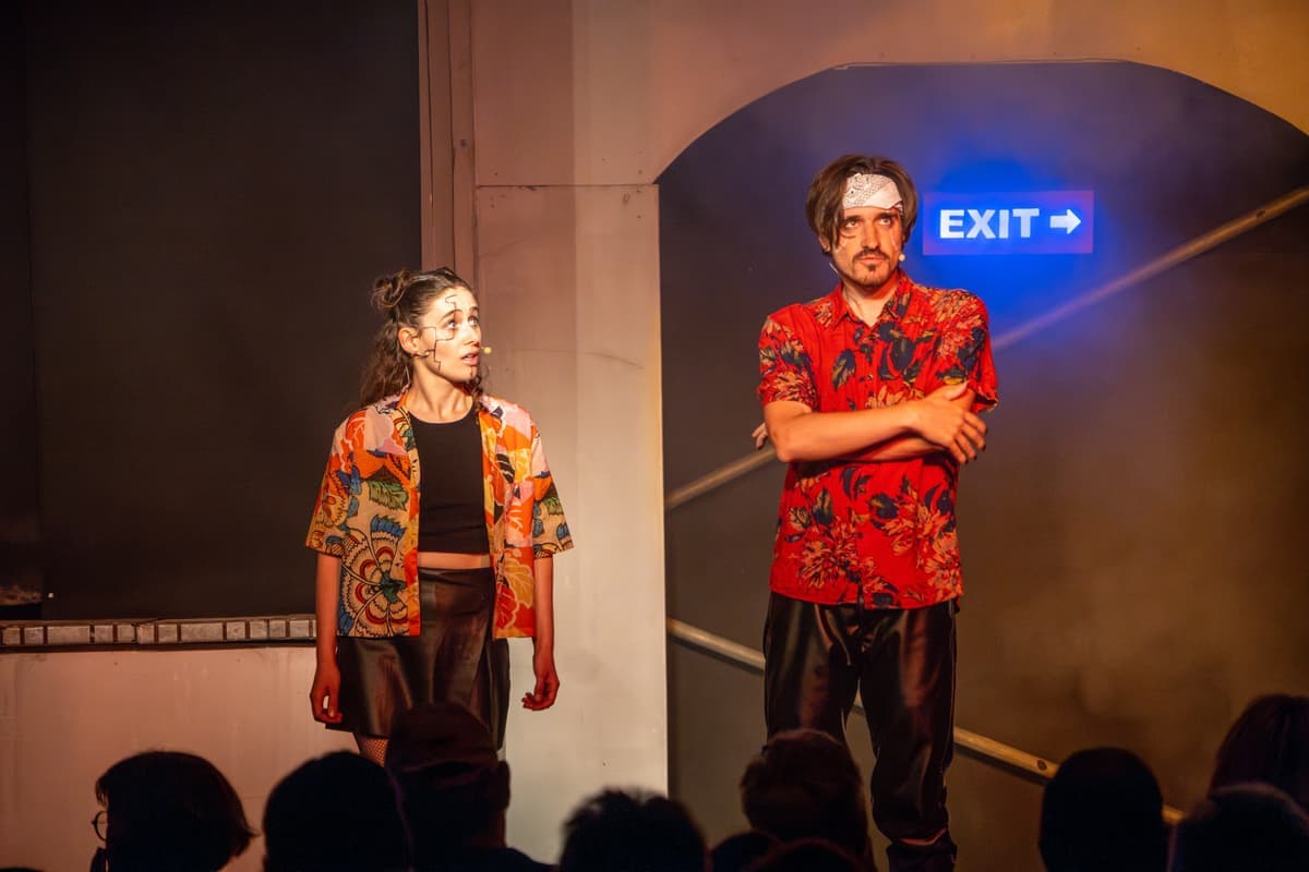 Raven (Lea) und Dante (Sebastian Sattler) am Strand