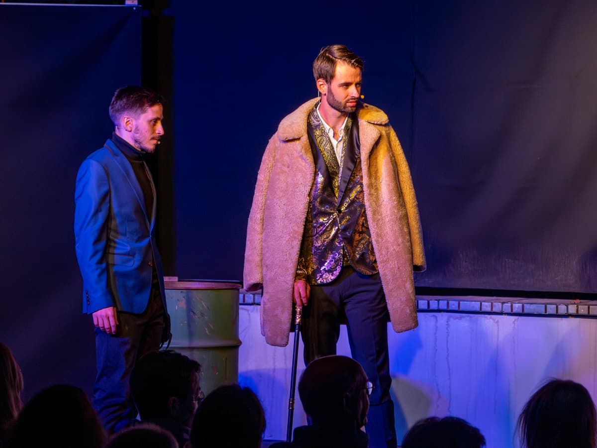 Blade (Louis Noe) empfängt seine Gäste.