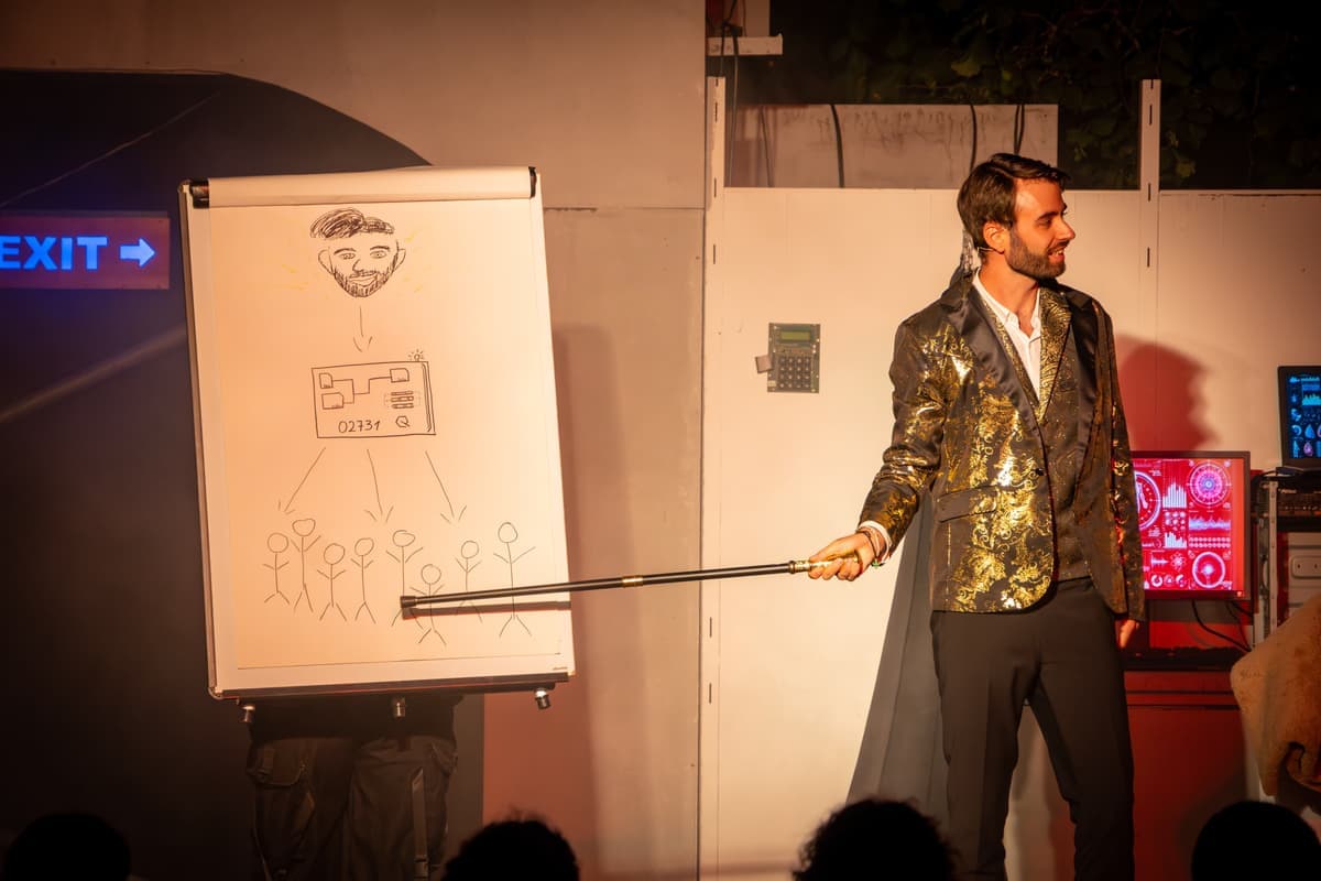 Blade (Louis Noe) erklärt seinen fiesen Plan