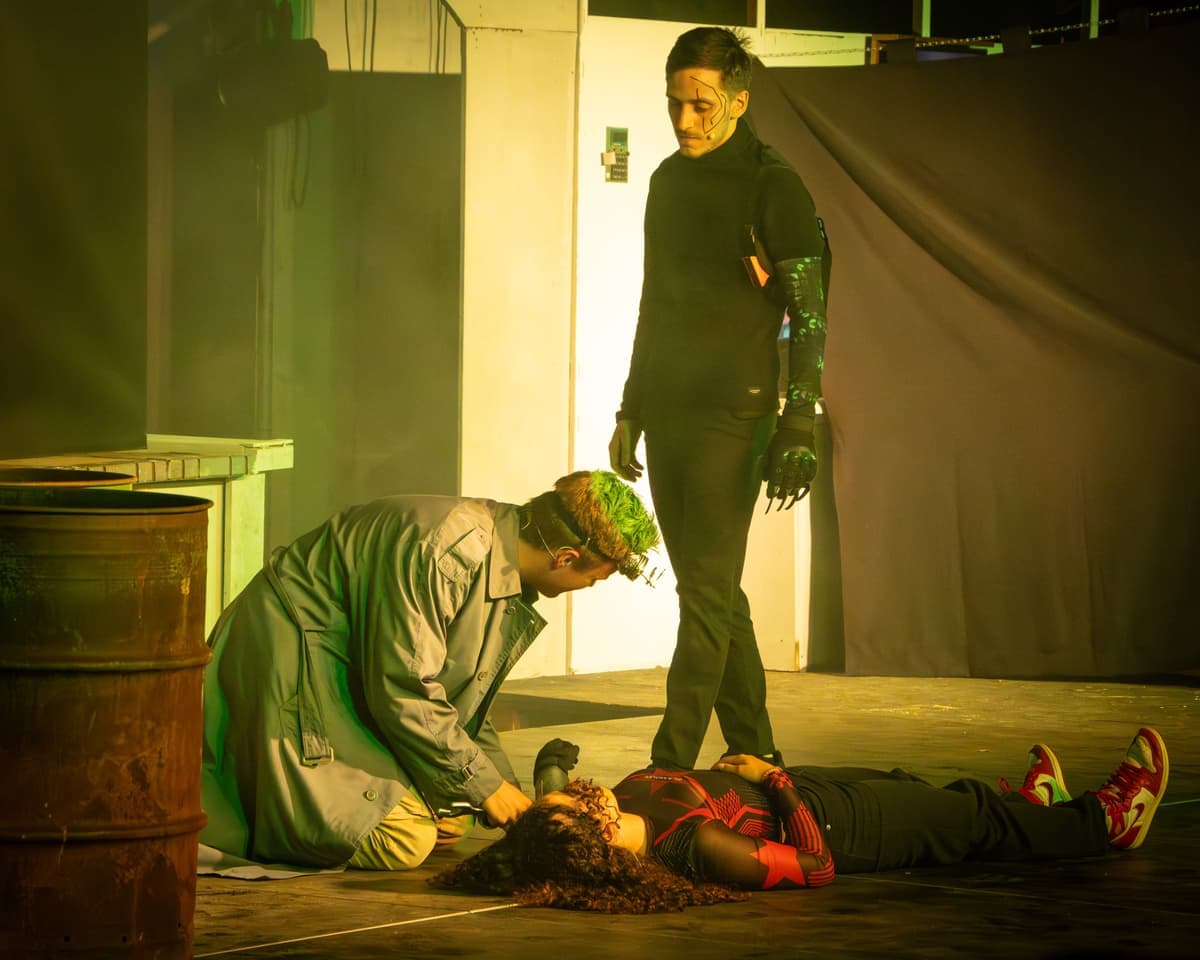 Der Ripper (Jonas Berst) zerlegt Arias (Elena Matheis) Arm