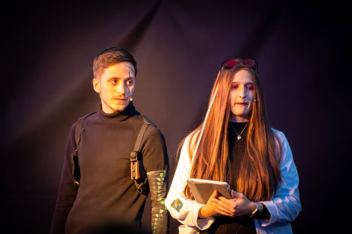 Xion Venom (Yunus Sari) zweifelt an Alesas (Carina Sattler) Kompetenz