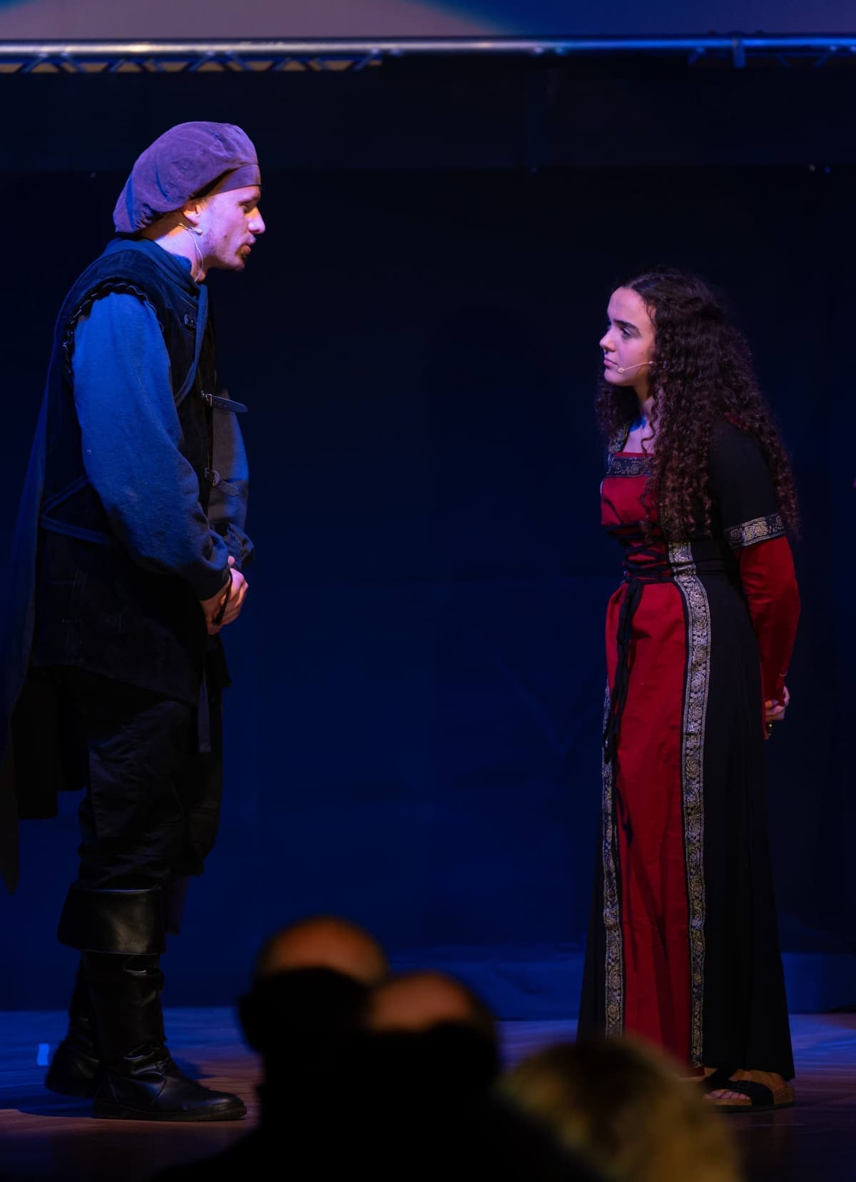 “Ein Bote (Johannes Stüber) überbringt die Botschaft von der Heirat und fordert eine Mitgift.”