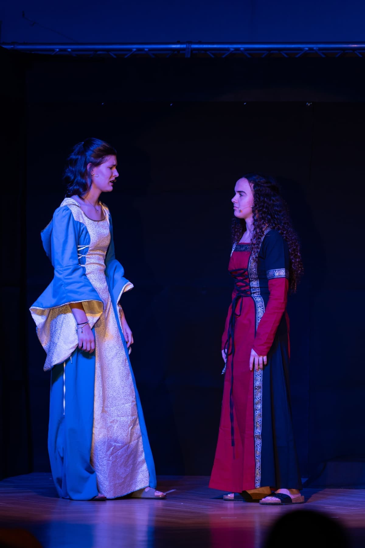 “Die älteren Schwestern (Nele Rörig & Elena Matheis) schmieden einen Plan.”