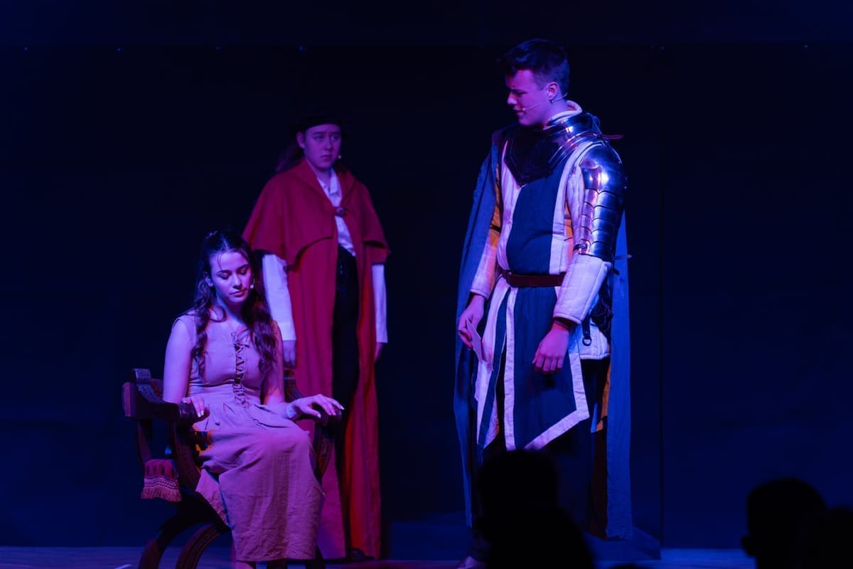 “Der Ritter und Emma warten auf der Burg auf eine Antwort der Schwestern.”