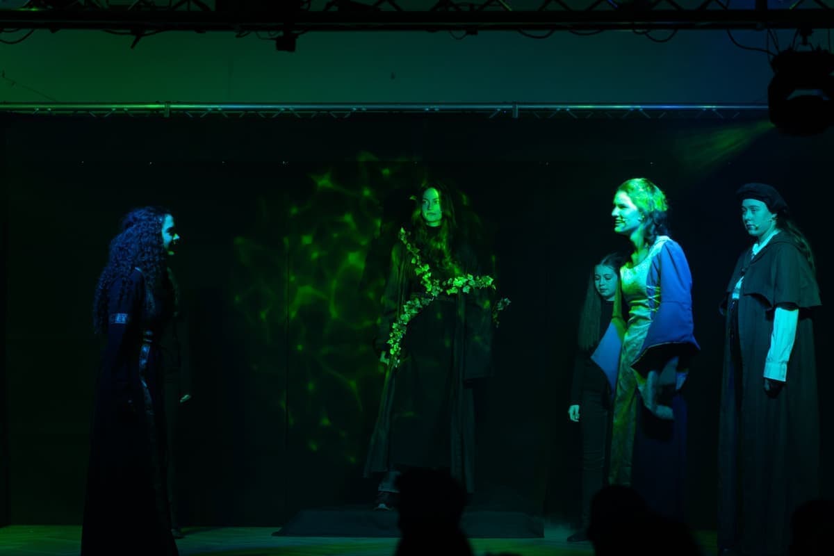 “Ein Waldgeist (Vanessa Carduck) lässt die bösen Schwestern für ihre Taten büßen und zieht sie in den Sumpf.”