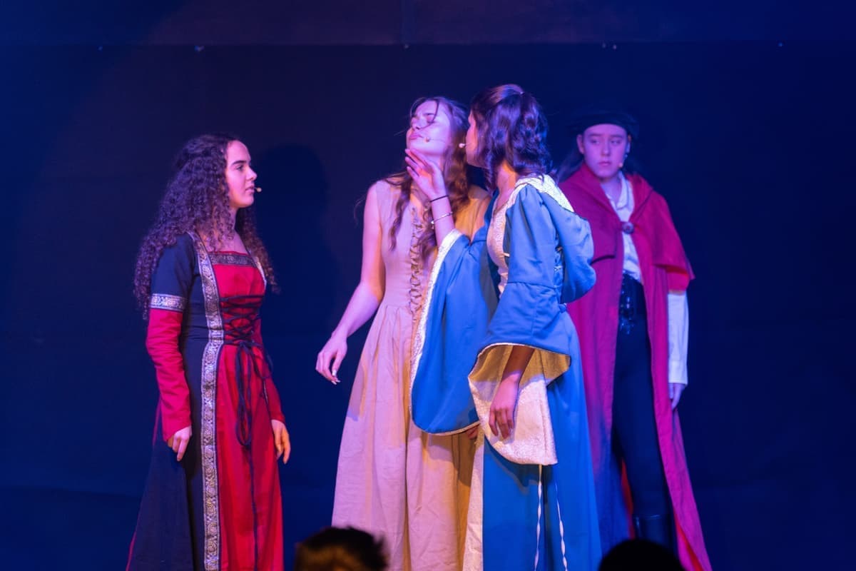 “... machen ihrer jüngeren Schwester (Theresa Kummermehr) das Leben zur Hölle.”