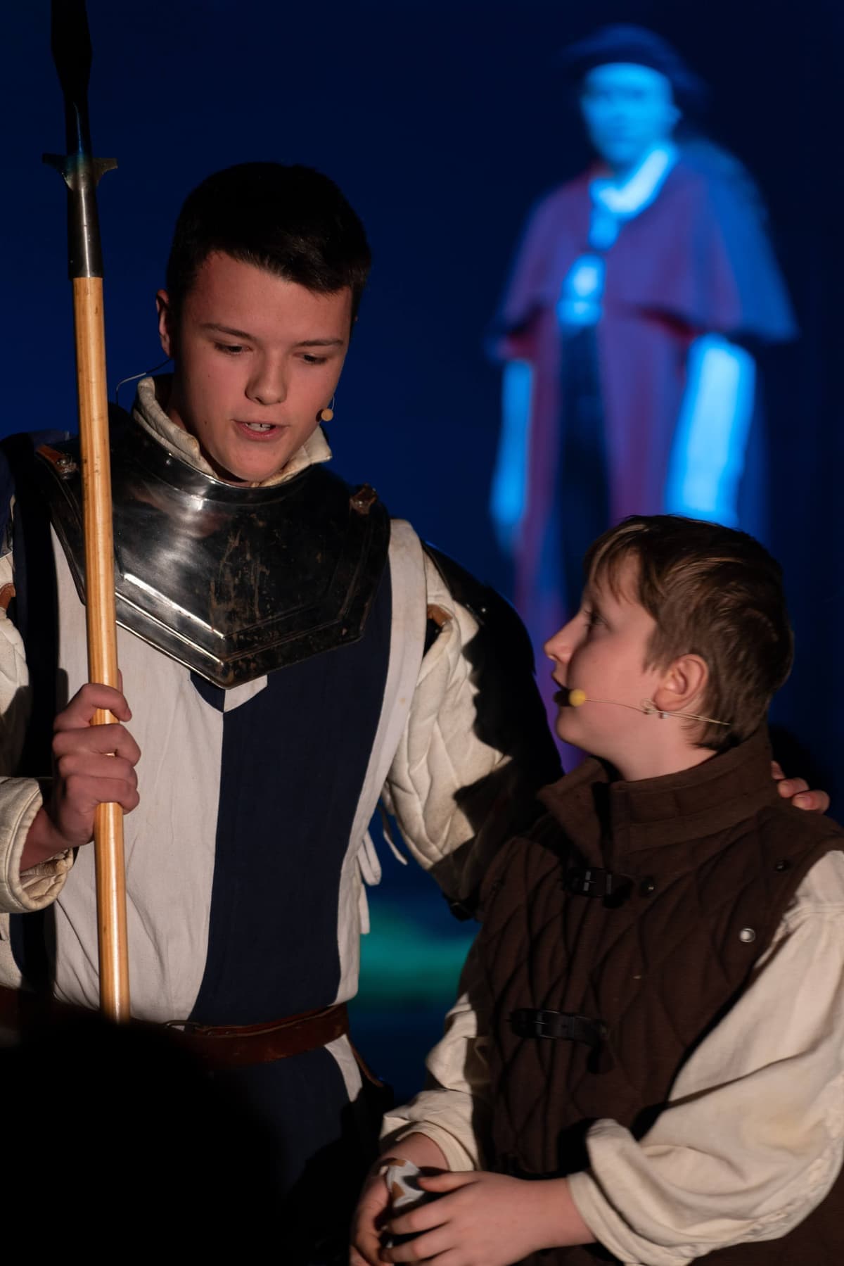 “Der Ritter Berthold von Winzingen (Jonas Berst) ist mit seinem Knappen (Nikodem Wozniak) auf der Jagd.”