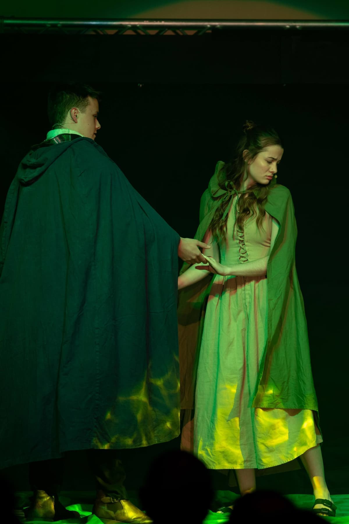 “Im Wald trifft der Ritter (Jonas Berst) auf die junge Schwester Emma (Theresa Kummermehr) und verliebt sich.”