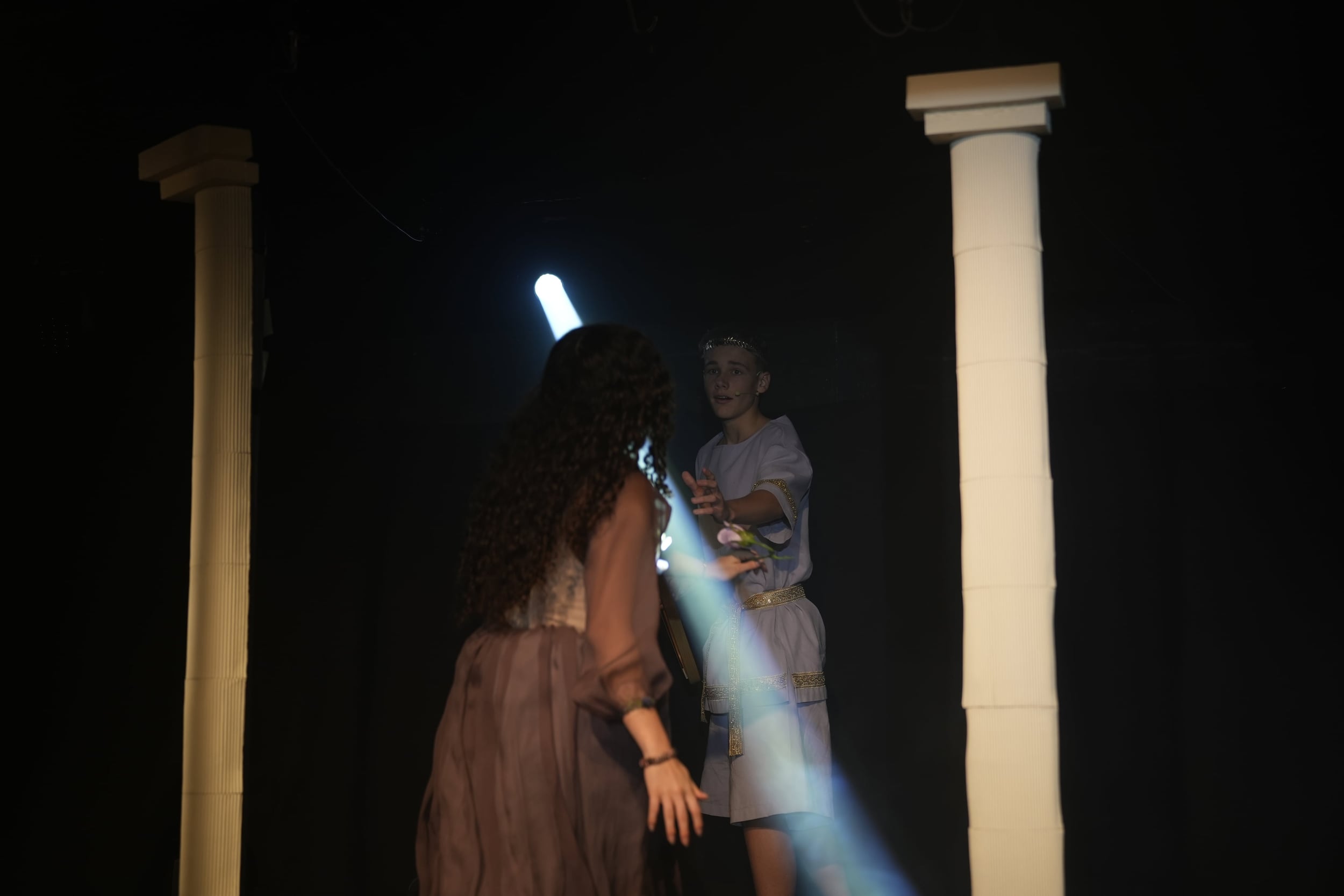 Orpheus (Theo) begegnet seiner geliebten Eurydike (Elena) in der Unterwelt.