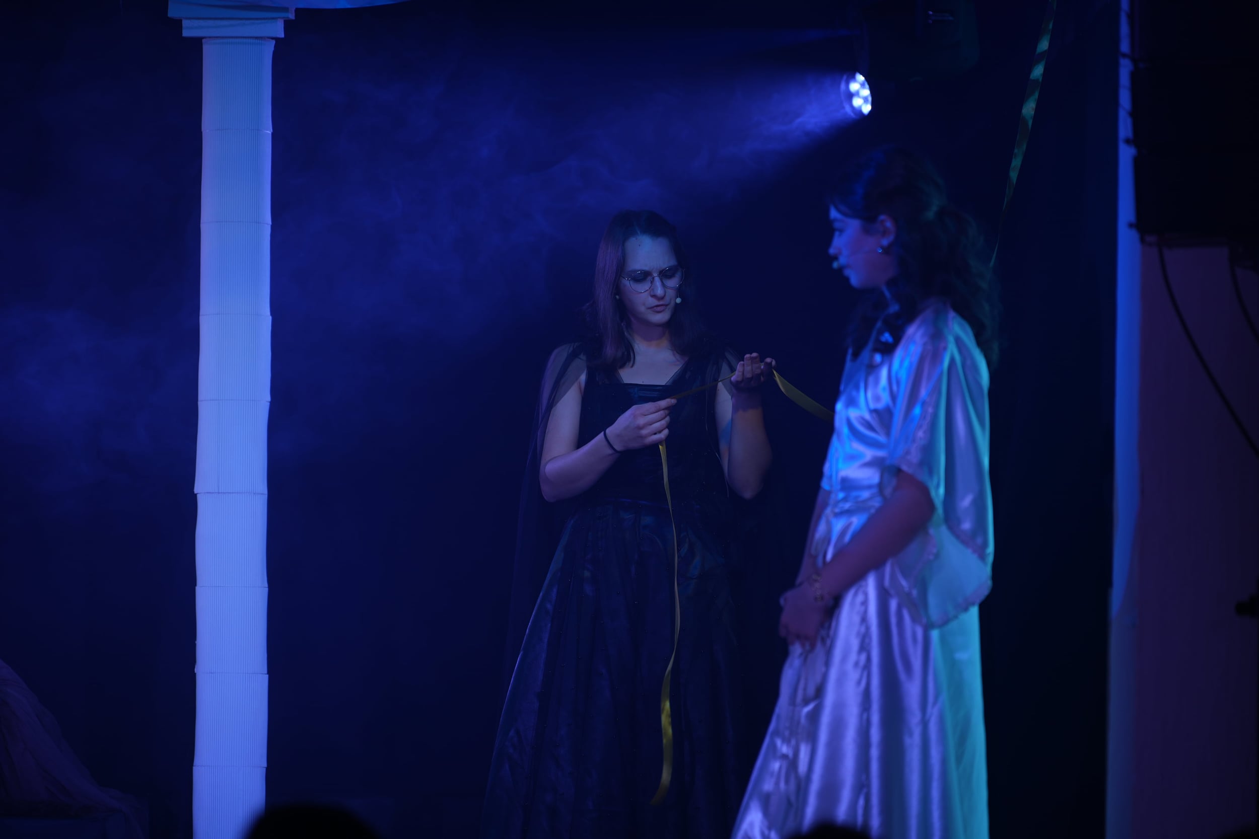 Nyx (Lena) begutachtet den zerschnittenen Schicksalsfaden und stellt Lachesis (Lina) zur Rede