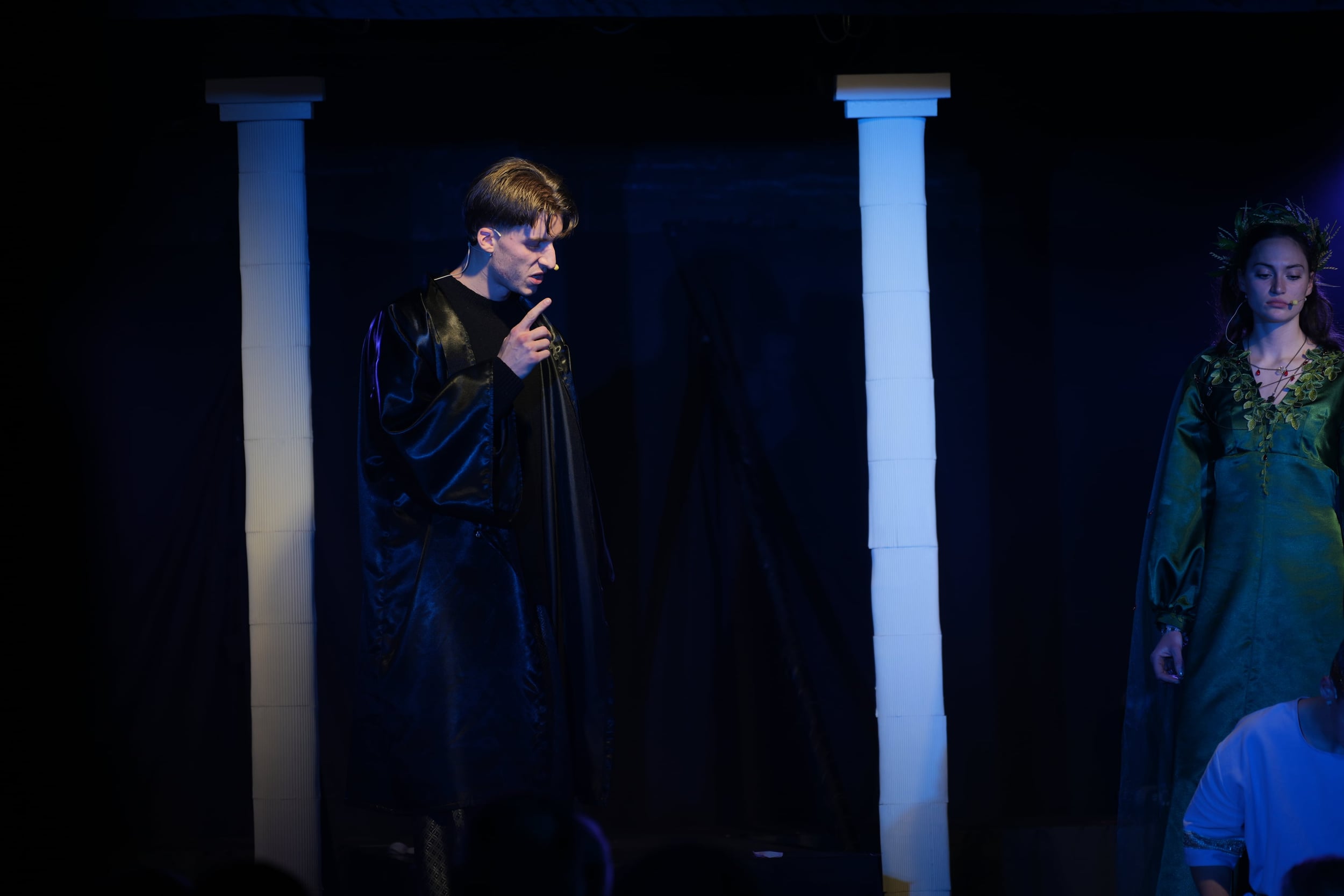 Hades (Raphael) und Persephone (Vanessa) in der Unterwelt.