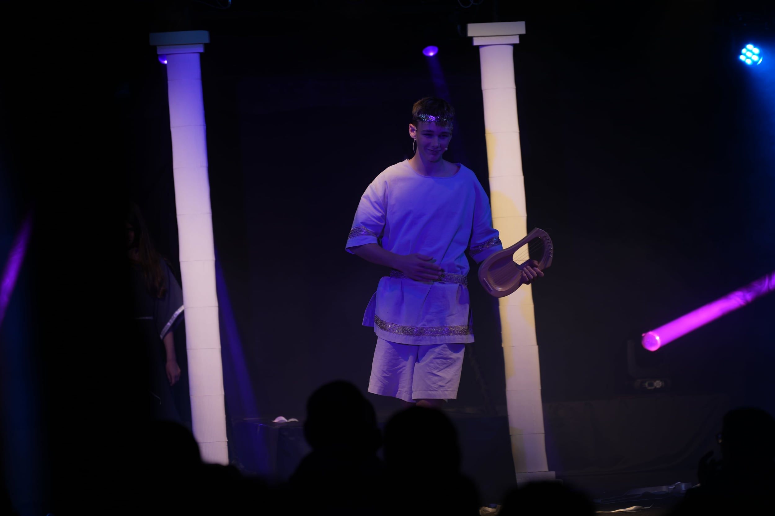 Orpheus (Theo) mit seiner Lyra auf der Bühne.