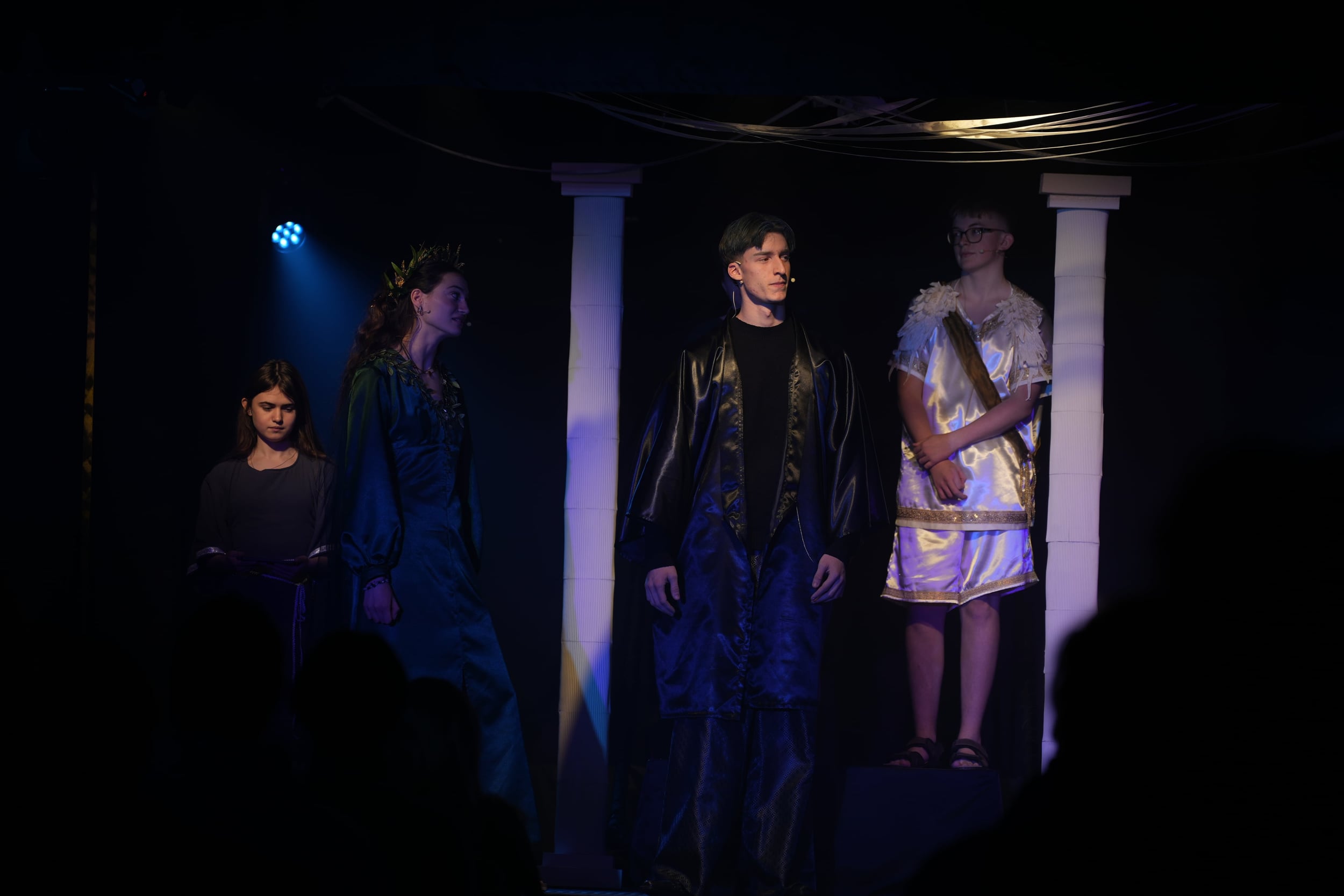 Persephone (Marcella), Persephone (Vanessa), Hades (Raphael) und Hermes (Jakob) in der Unterwelt.