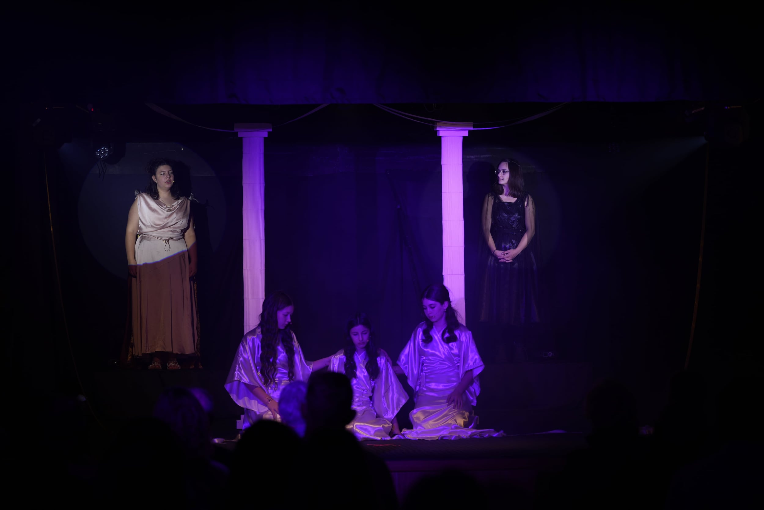 Athene (Lina) und Nyx (Lena) belehren die drei Moiren.