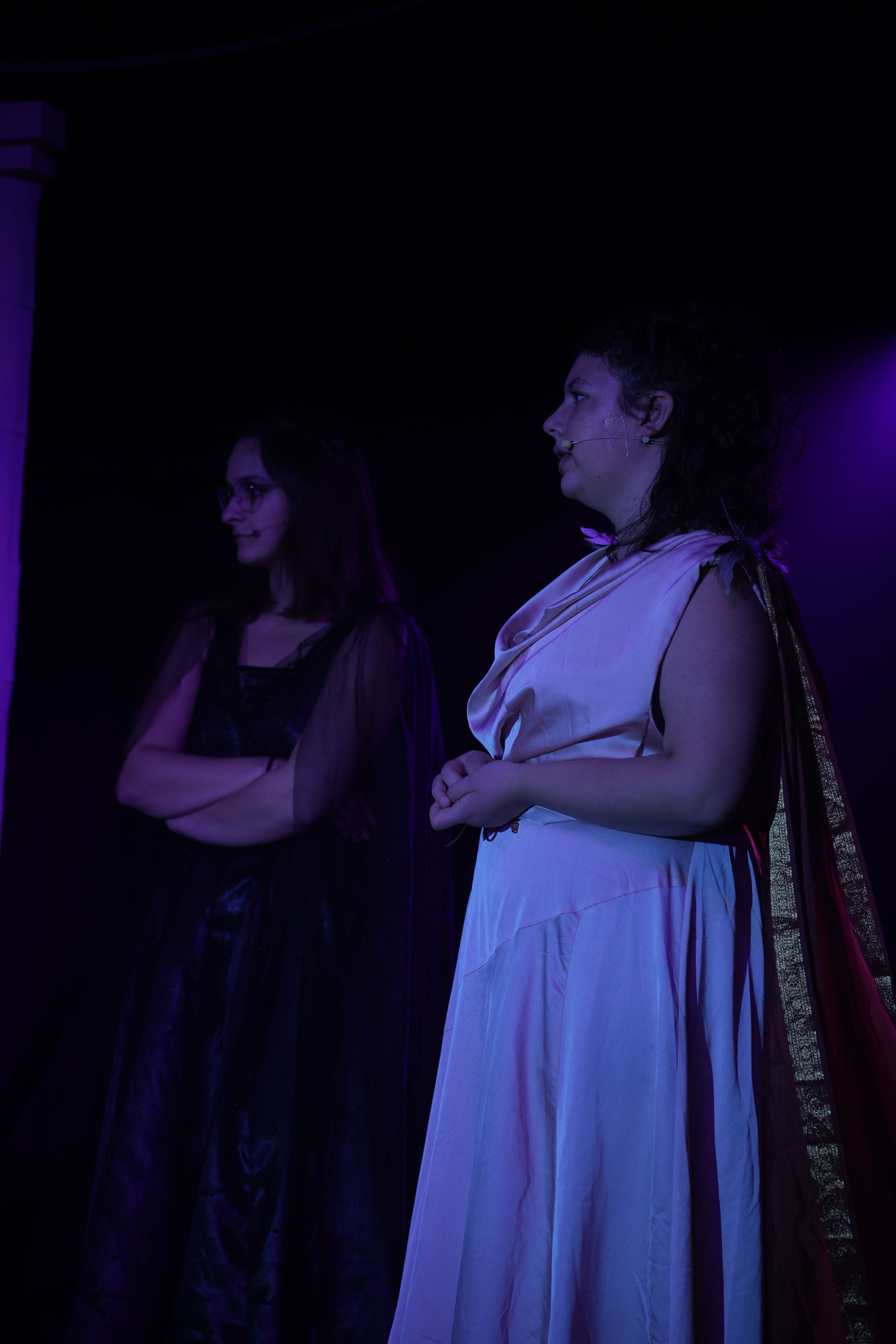 Nyx (Lena) und Athene (Lina) beobachten nachdenklich das Geschehen.