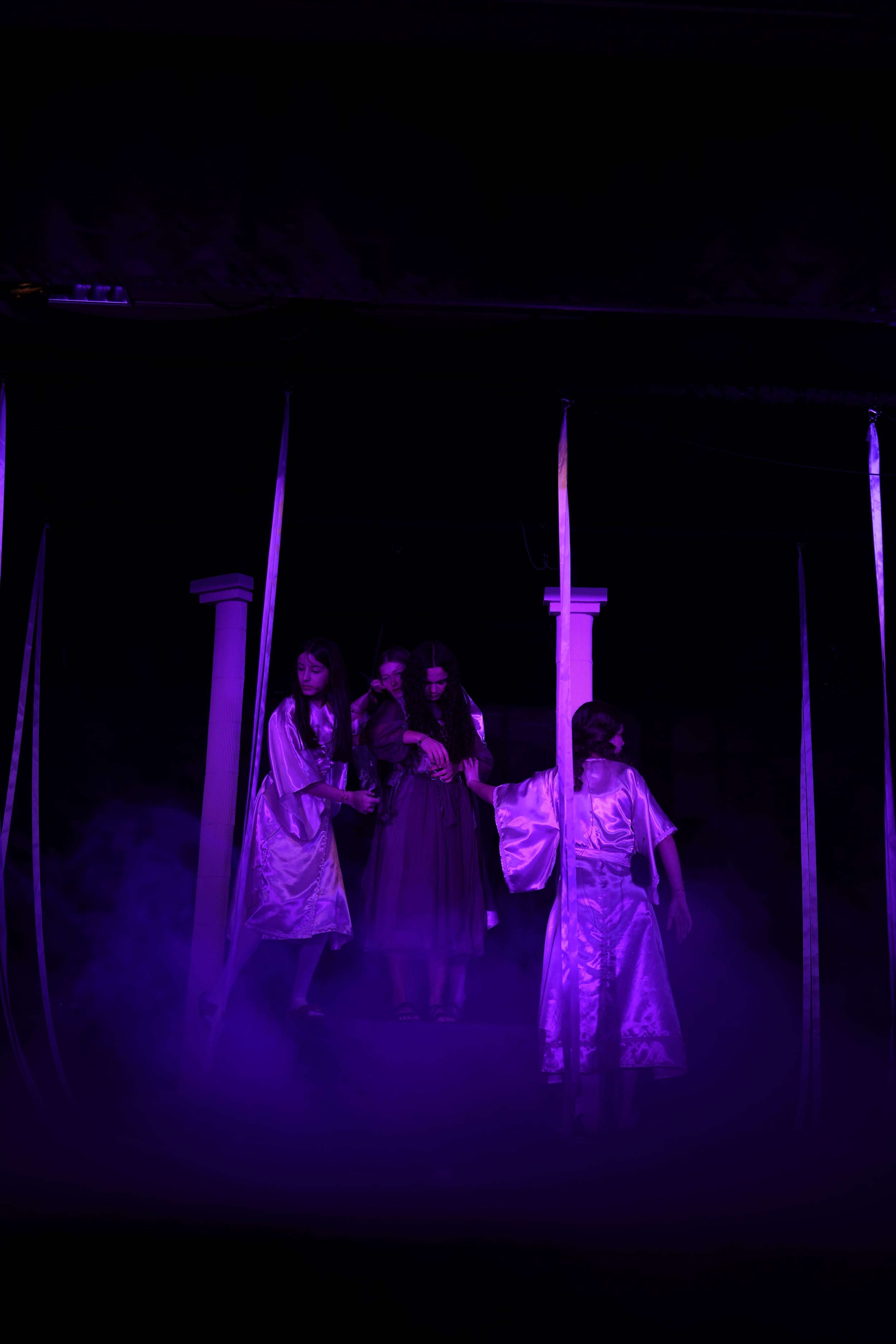 Klotho (Sophie), Lachesis (Lina) und Atropos (Nela) hängen Eurydike (Elena) in ihren Schicksalsfaden.