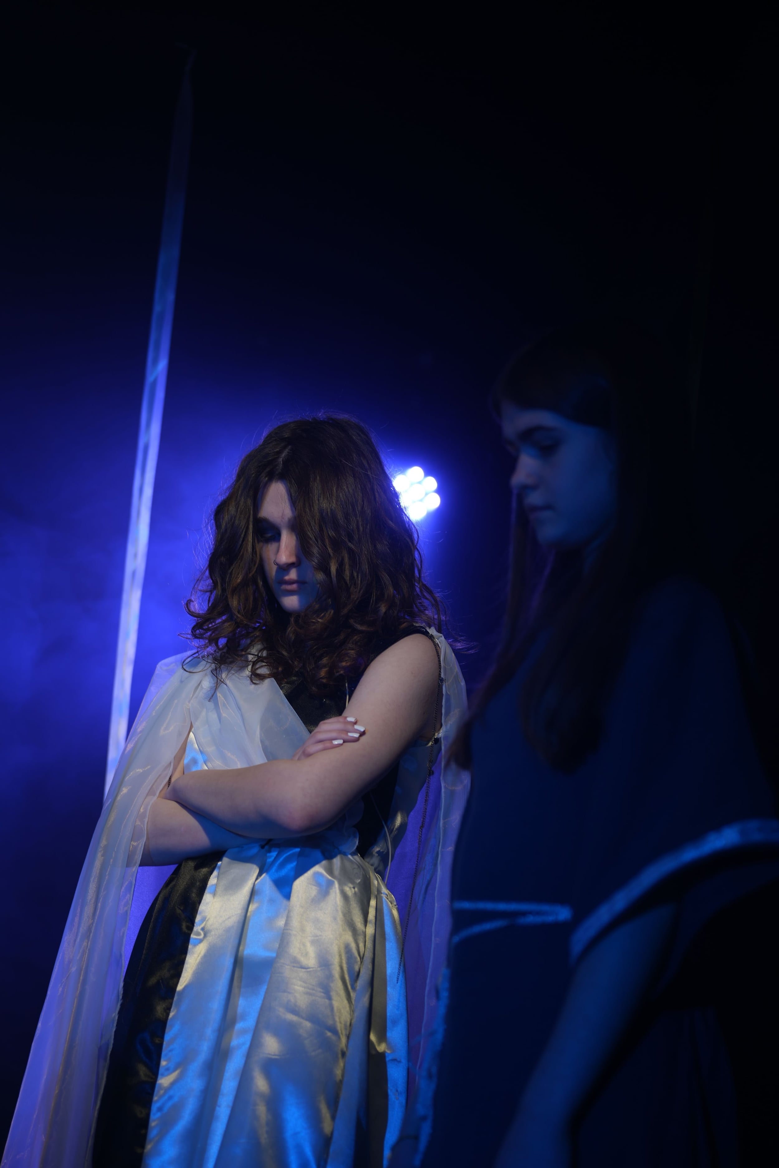 Melinoe (Jule) und Persephone (Marcella) beobachten das Geschehen.